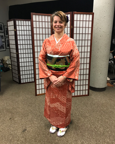 Vestita con kimono e tutti gli accessori